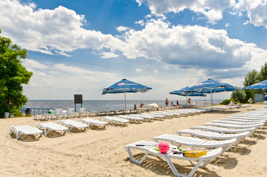 Чудовий пляж на березі Київського водосховища