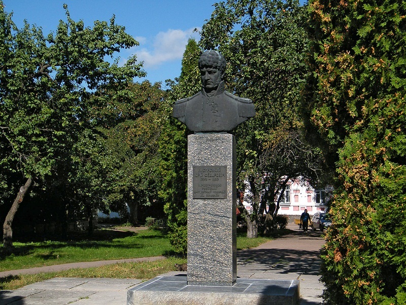 Памятник адмиралу-нежинцу