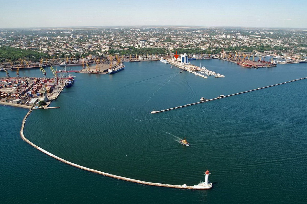 Одеський морський торговельний порт. Видно Воронцовський маяк