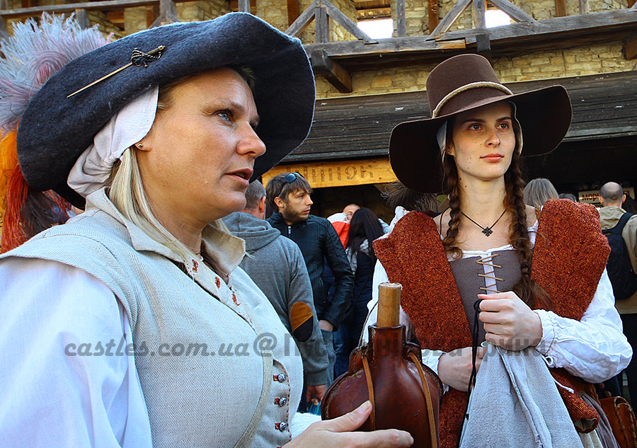 А це вже жінки XVII століття в автентичному вбранні.