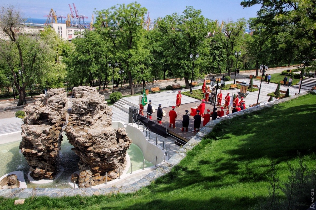 Стамбульський парк розташований під Приморським бульваром