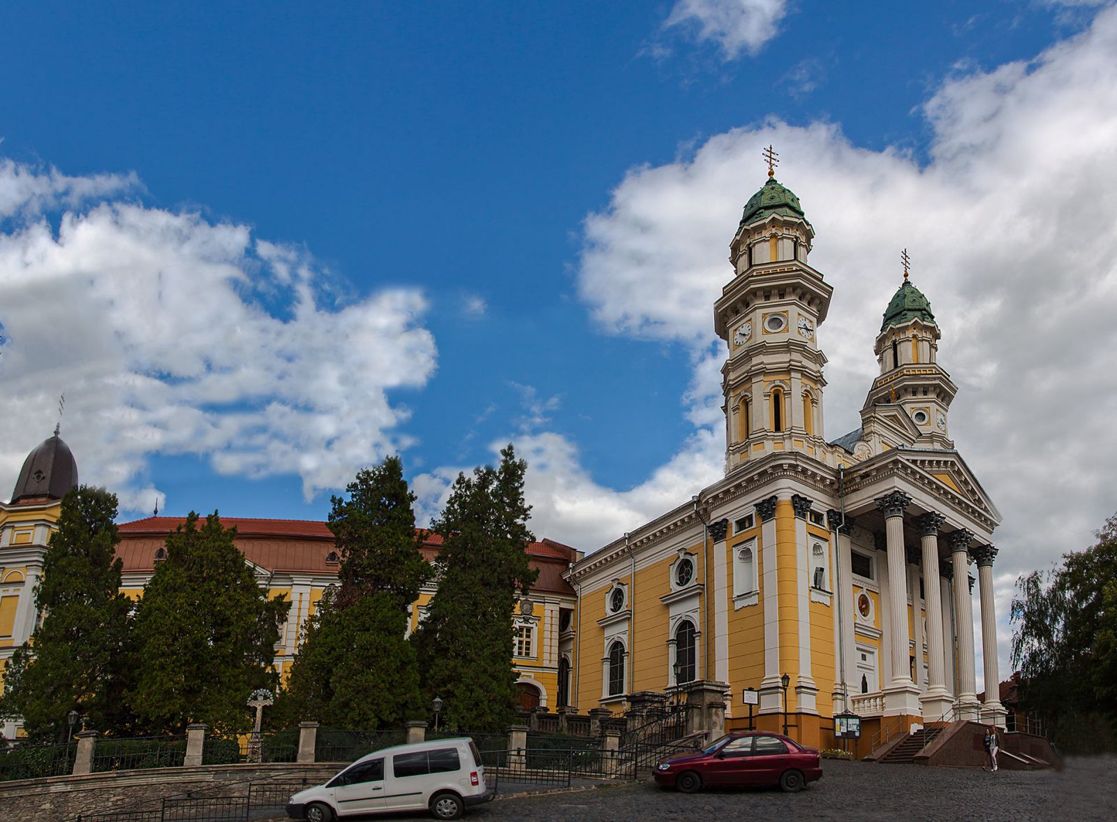 Ужгородський кафедральний собор та колегія сьогодні. Фото: Юрій Крилівець, CC BY-SA 3.0