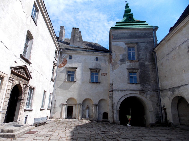 Внутрішній двір Олеського замку