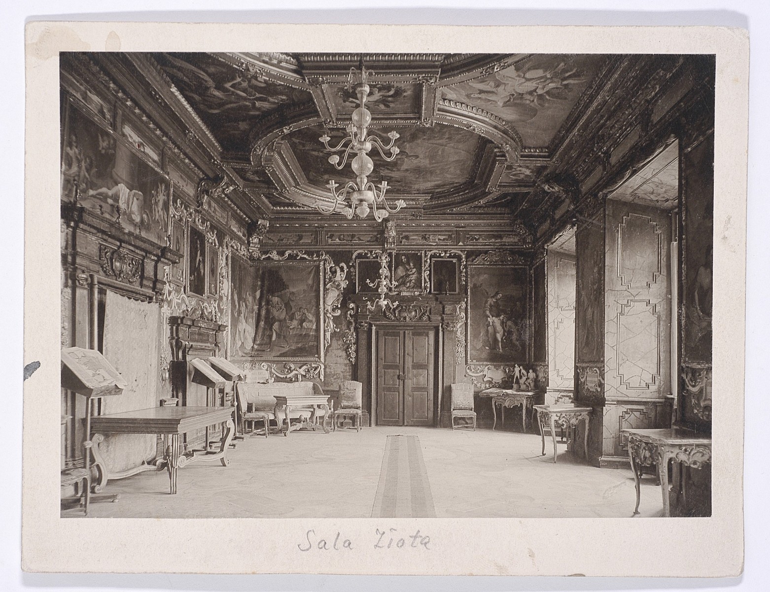 Одна із розкішних зал Підгорецького замку на старовинних фото. Зараз ці зали недоступні для відвідування