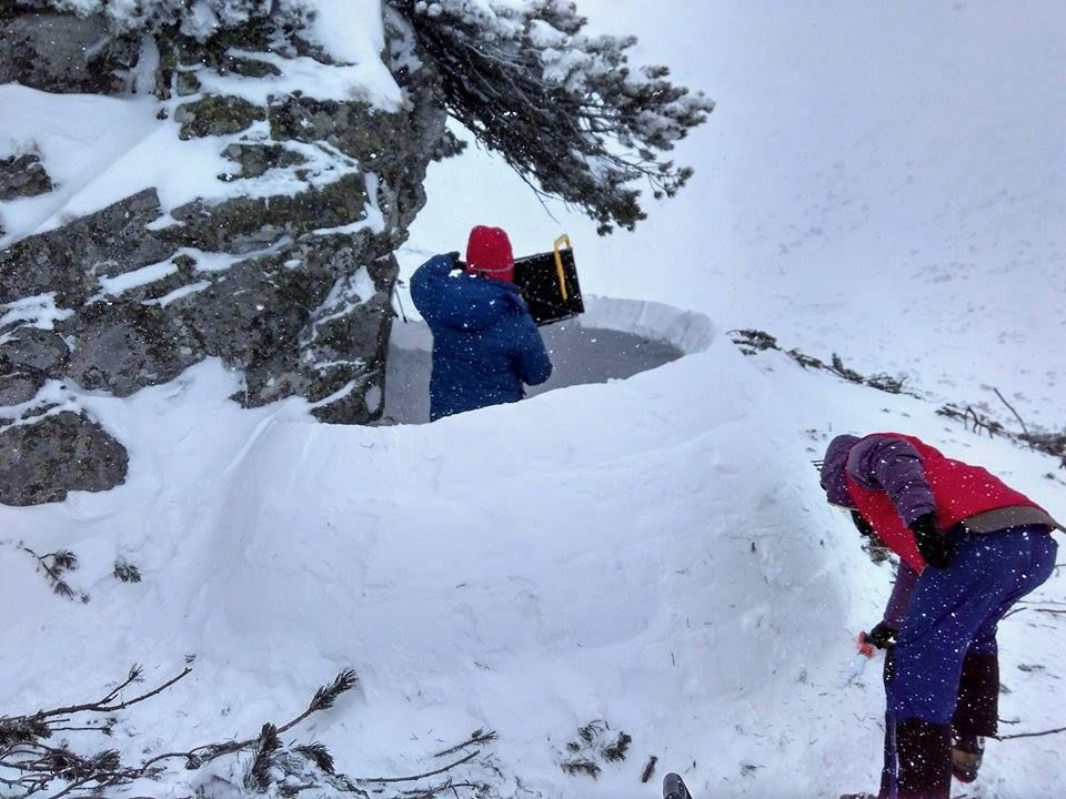 Альпіністи з клубу "ТурБоЗима" у січні 2017-го будували "іглу" в снігах урочища Гаджина. Снігу там буває дуже багато.