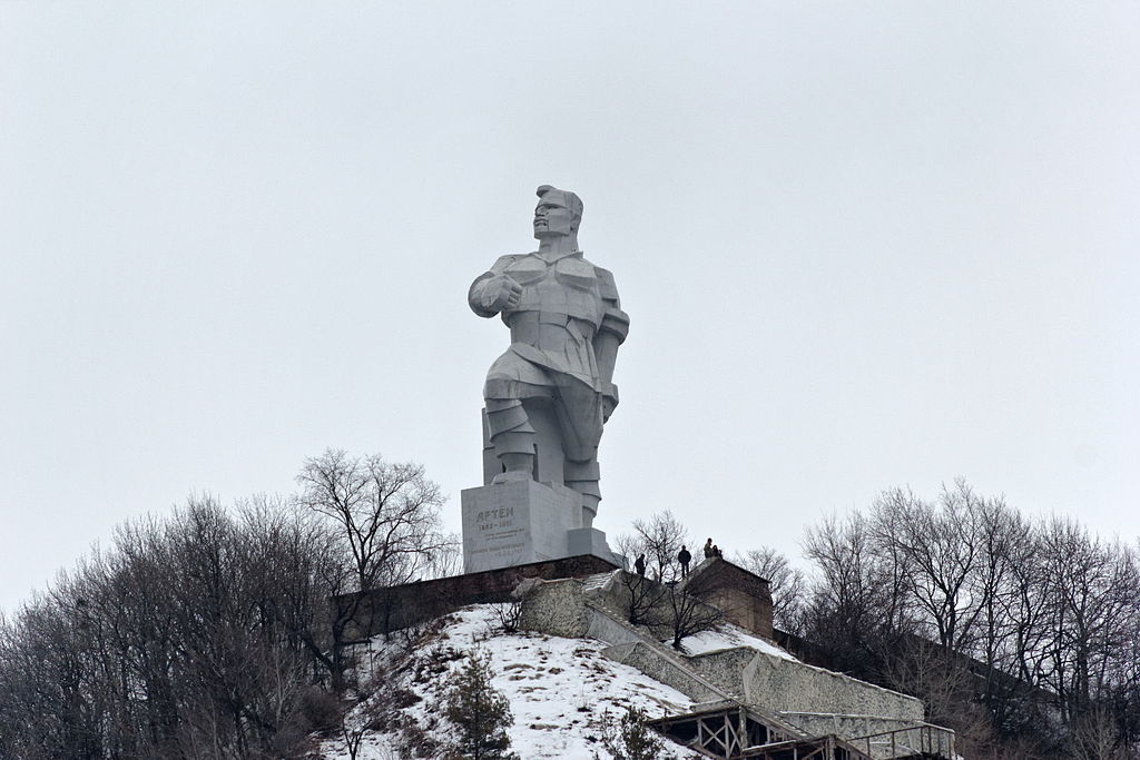 Памятник артему святогорск фото