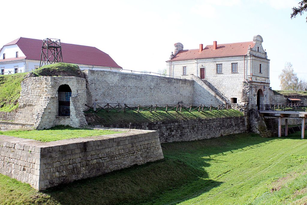Видно залишки укріплень Збаразького замку. Фото: Wadco2, CC BY-SA 4.0